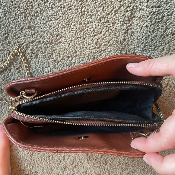 Brown purse. Gold chain. Zip inside with two button pockets - Picture 4 of 4
